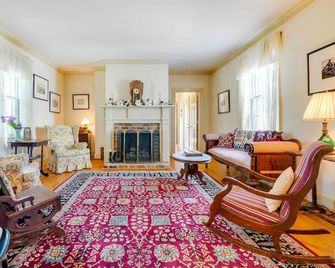 Terre Haute Manor Farmhouse w/ Gardens & Deck! - Midlothian - Living room