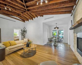 Boho coastal home with patio and natural light - Fort Lauderdale - Living room