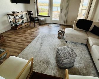 Peaceful home overlooking the river and ocean! - McKinleyville - Sala de estar