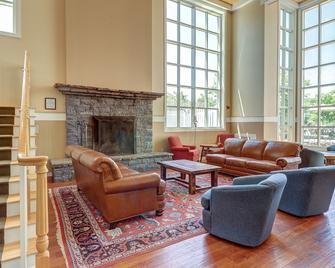 Mountain Home w/Balcony, Pool Views, Shared Pool, Hot Tub, Free WiFi, Fireplace - Stratton - Lounge