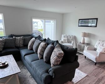The 'We Are.. Inn'- Close to all things Penn State. Your home away from home. - State College - Salon