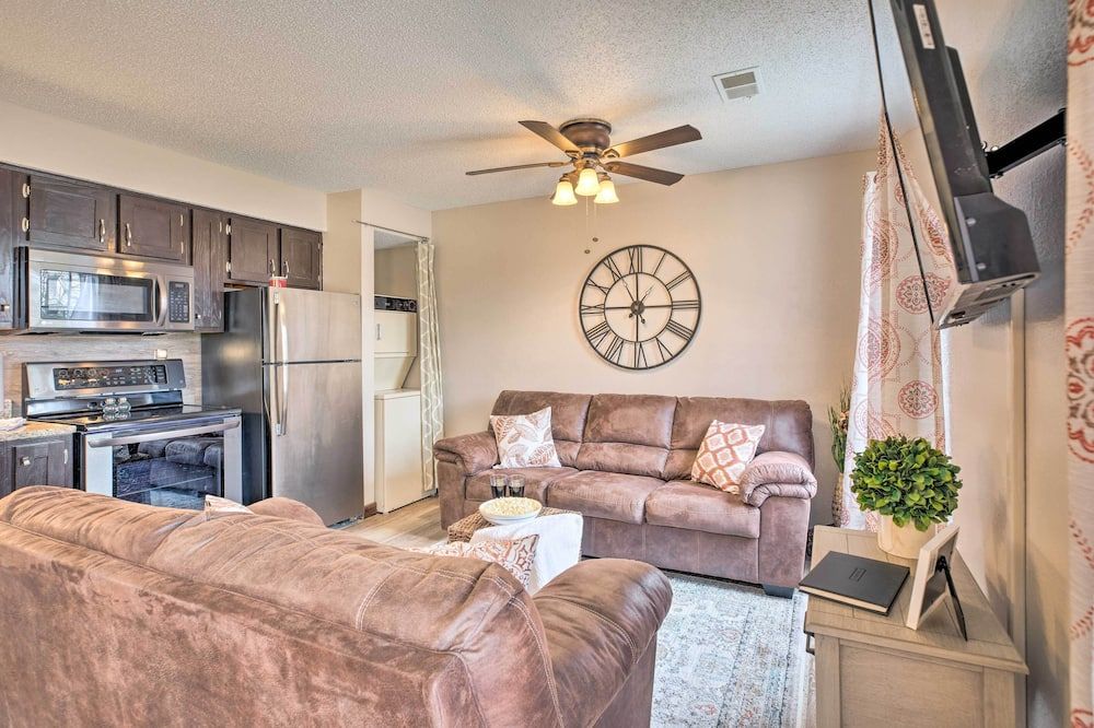 Unit 3 Mi to Branson Strip! Pool, Step-Free Access - Branson - Wohnzimmer