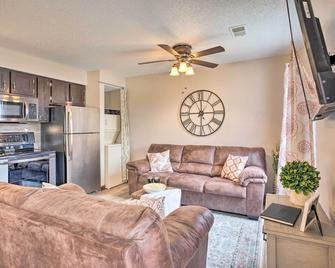 Pool and Step-Free Access Branson Resort Condo! - Branson - Living room