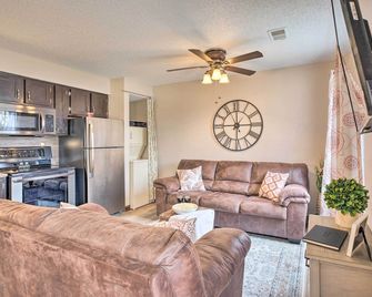 Unit 3 Mi to Branson Strip! Pool, Step-Free Access - Branson - Wohnzimmer