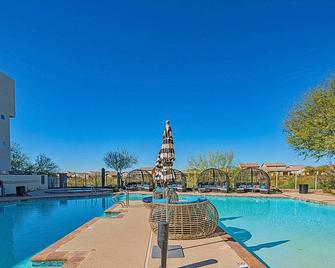 1BR w/ Heated Pool, Sun Loungers & Hot Tub - סקוטסדייל - בריכה