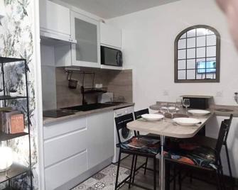 joli appartement T2 très bien situé, parking couvert - Lourdes - Dining room