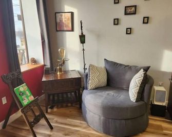 RiverView Lux: 420 Friendly Damage Control, private deck w/ hot tub - Savanna - Sala de estar