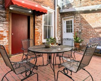 Cotton Alley, Charming 2 Bedroom Retreat in Historic Natchez - Natchez - Patio