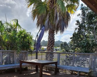 Nextdoor to Whangamata Workingmans Club and RSA - Whangamata - Binnenhof