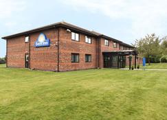 Days Inn by Wyndham Stafford - Stone - Bâtiment