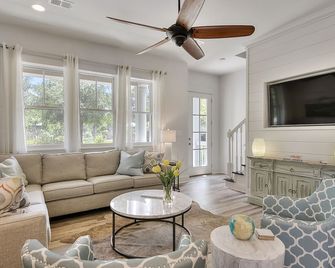 Across from Pool, Tram to Beach, Bikes, Deluxe Bunk Room, and Pet Friendly - Rosemary Beach - Living room