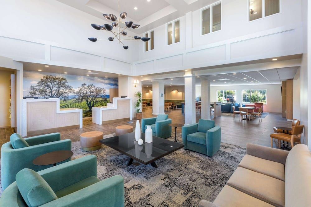 La Quinta Inn & Suites by Wyndham Paso Robles - פאסו רובלס - לובי