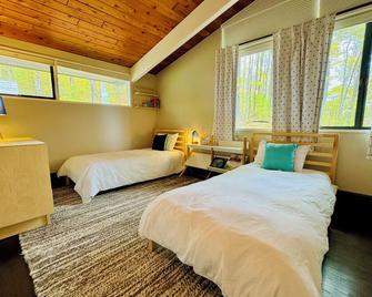 Mountain views, Midcentury Modern with hottub, fireplaces, on 10 acres. - Weston - Habitación