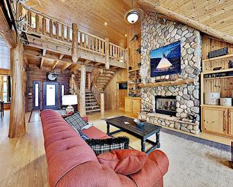 Modern & Upscale Executive Home On Long Lake - With that log cabin up north charm- Great fishing and swimming - Birchwood - Sala de estar