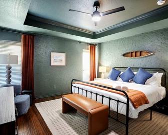 Luxury Family Oasis: Huge pool, Spa, Firepit, Playground, Outdoor Kitchen, Games - Azle - Bedroom