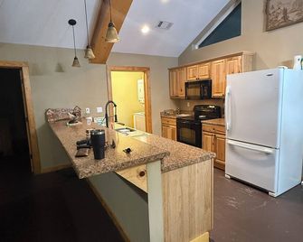 Secluded Cabin on 30 acres w 2 BR 2 baths - Ozark - Kitchen