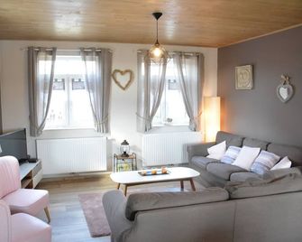 Holiday Home in Hastiere Near Adventure Park - Surice - Sala de estar