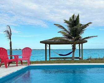 Stunning waterfront home in Exuma with an outdoor pool! - Moss Town - Piscina