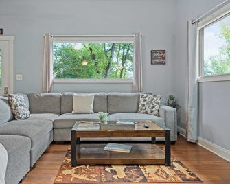 Family Pet-Friendly w River Access Hot Tub Great Views - Luray - Wohnzimmer