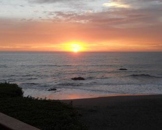 Incredible White Water view! Gorgeous sunsets! Jacuzzi on deck/2 Flat screen TVs - Smith River - Playa