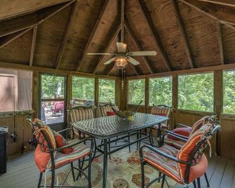 Snug Harbor by Innsbrook Vacations! - Wright City - Comedor