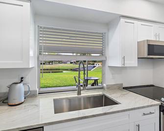 Wellington Paradise on the Water - Wellington - Kitchen