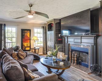 Game Room, 20 Mi to Nashville Smyrna Home - Smyrna - Living room