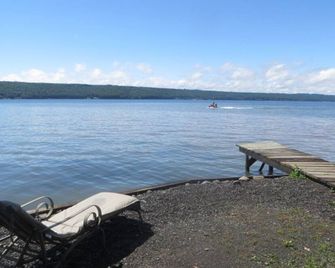 Romantic getaway or family/friend vacation with private beach! - Burdett - Playa