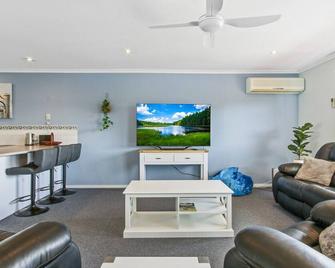Lakes in Town - Lakes Entrance - Living room