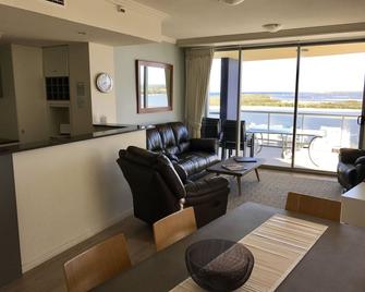 Pumicestone Blue Resort - Caloundra - Living room