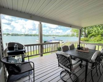 Live & Love Life on the Lake at Sunset Cottage! - Howe - Balcony
