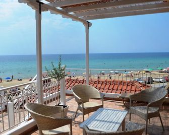 Seafront Holiday Home Olympia 6 on a Long Sandy Beach, GeoMare, 1st floor - Nea Kallikratia - Balkon
