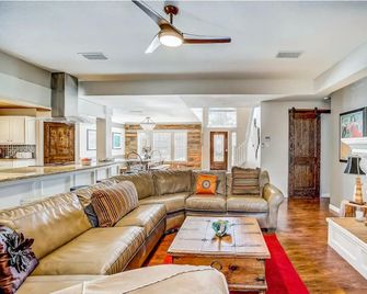 North Austin Gem! The Way a Vacation Rental is Supposed to Be. Great Vibes! - Cedar Park - Huiskamer