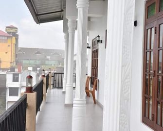 Grand View Guest House & Restaurant - Haputale - Balcón
