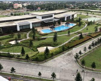 Tagaytay Staycation Condo! w/ Netflix, Kitchen, Amenities (Near Skyranch) - Tagaytay - Building