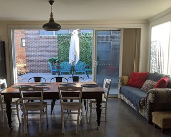 One Fifty Five William - Bathurst - Eetruimte