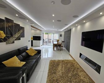 Modern Large 4-Bed Property Sleeps 10 In - Abergele - Salon