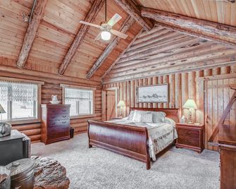 Working Ranch Cabin Getaway with Pool and Spa - Dammeron Valley - Bedroom