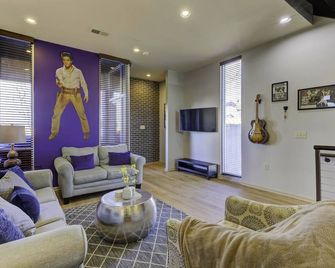 2 bedroom / 2.5 bath Memphis Condo - Prime Downtown Location! Newly Renovated - ממפיס - סלון