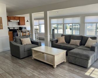 Waterfront Bungalow in Beach Haven West - Amazing Location, Recently Updated - Manahawkin - Living room
