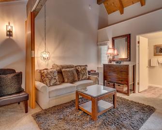 Honeymooner: Studio, 1.5 BA Townhouse in Carnelian Bay, Sleeps 4 - Carnelian Bay - Living room
