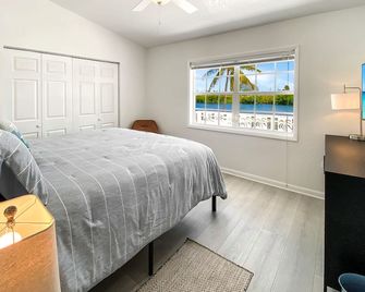 Kai Baby Waterfront Cottage Private Pool Cabana Kayaks Paddleboards & Bikes! - North Side - Habitación