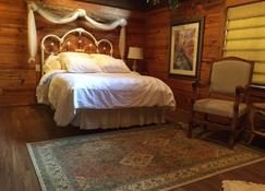 Cherokee Mountain log Cabins - Eureka Springs - Bedroom