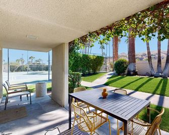 Dog Friendly Mid-Century Villa at The Coco Cabana with Pool, Spa & Tennis Courts - Palm Springs - Balcony