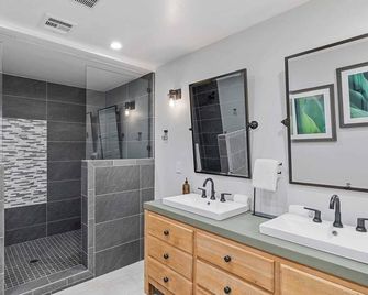 Hidden Oaks Farmhouse by Avantstay Hot Tub, Deck - Atascadero