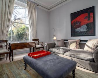 Stunning Flat in Little Venice Opposite the Canal - London - Living room