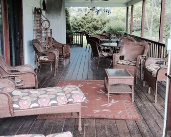 Large Lakefront Reunion And Retreat Home With a large lawn and wrap around porch - Dundee - Patio