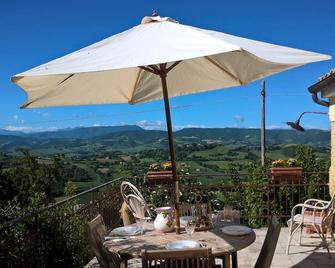 Country Cottage / Gite - Fontecorniale - Montefelcino - Balcón