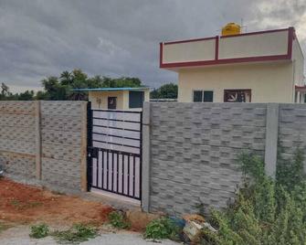 Vegetarian only studio room. In a small farm next to main road. - Nandi Hills - Building