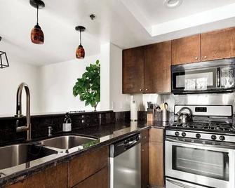 Echo Park Hilltop Hideaway With Dtla Views Near Dodgers Stadium - Los Angeles - Kitchen